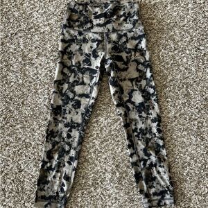 lululemon athletica Black and Gray/Tan Tie-Dye Leggings 7/8 length size 6